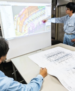 金型を成形している様子