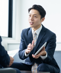営業の打ち合わせを行う社員